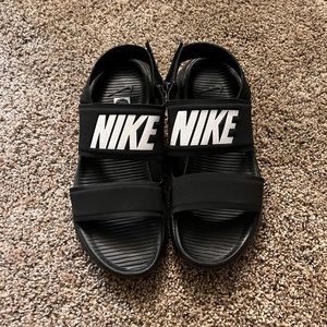 NWOT Nike sandals woman’s size 6